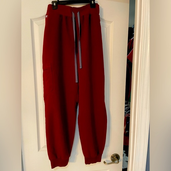 Figs XL scrub top and jogger bottoms. Maroon in color - Picture 2 of 2